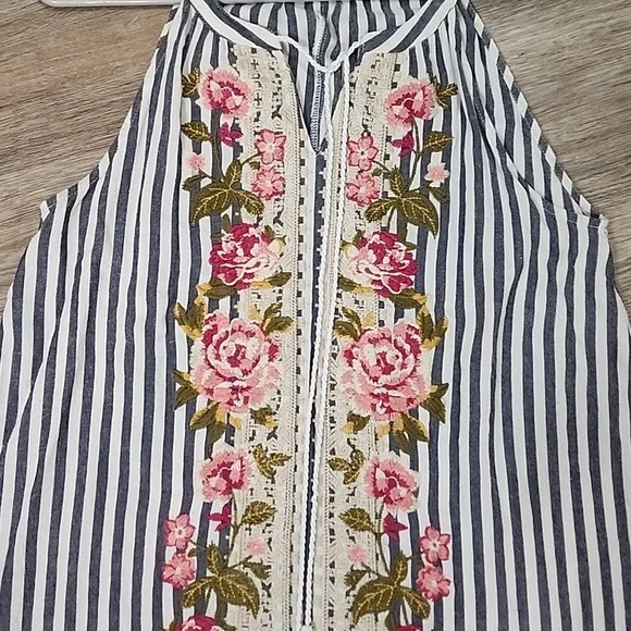 Andre By Unit Embroidered Top NWOT - Picture 2 of 8